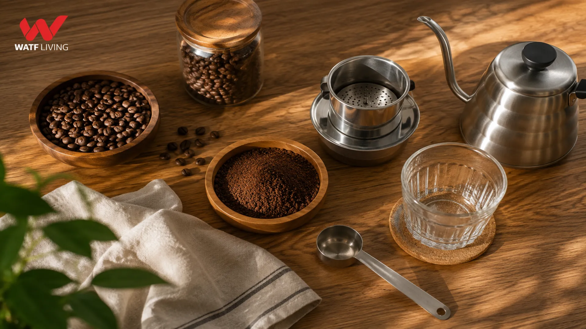 Rót nước theo vòng tròn nhỏ và ủ cà phê đúng cách giúp chiết xuất hương thơm đồng đều, hạn chế vị đắng gắt.